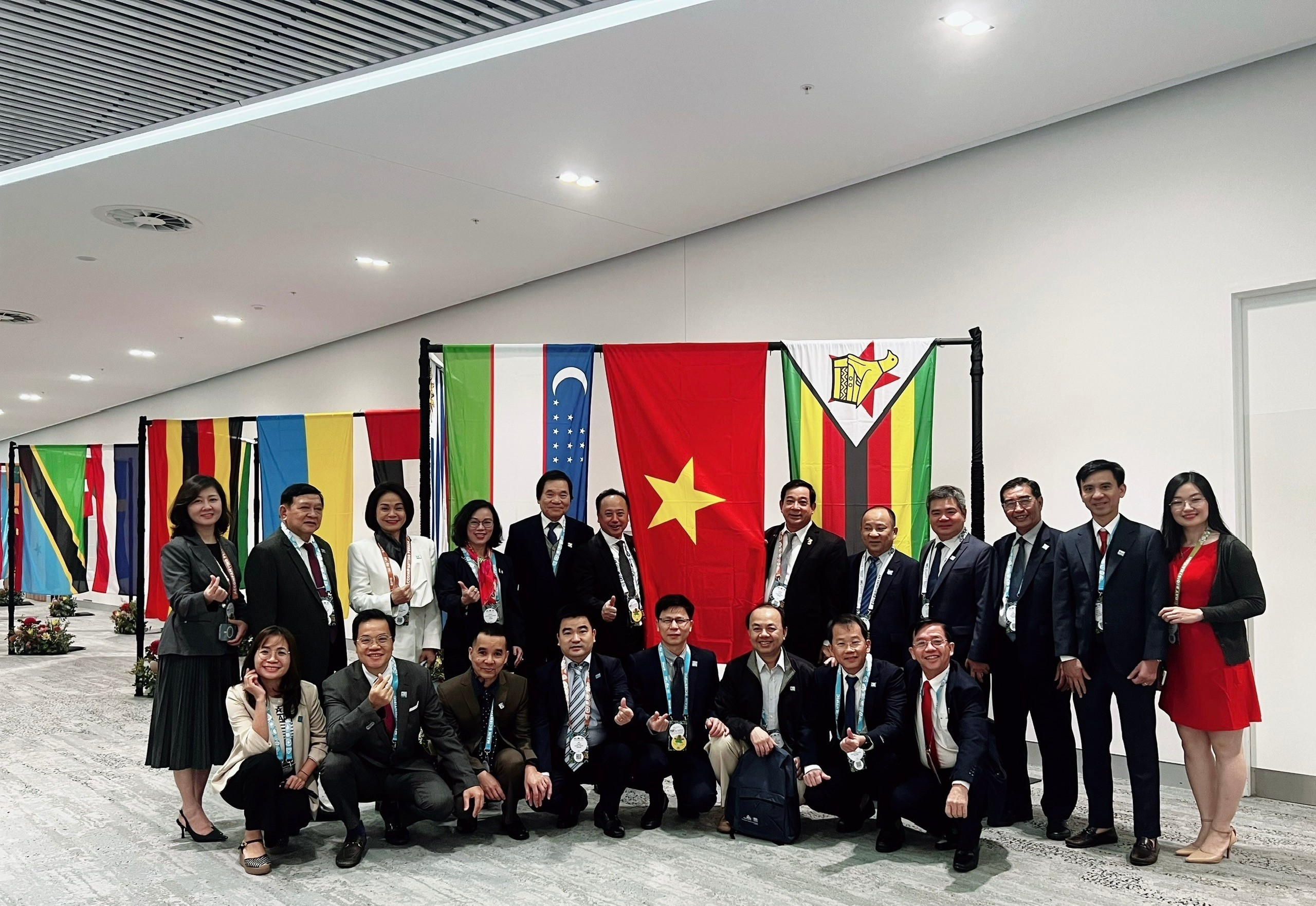 Đoàn công tác cùng quốc kỳ nước CHXHCN Việt Nam tại Hội nghị FDI